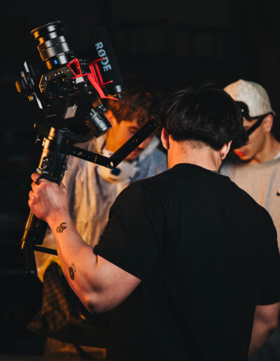 Behind the scenes op de clipset van Yalla Habiba.