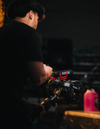 Behind the scenes op de clipset van Yalla Habiba.